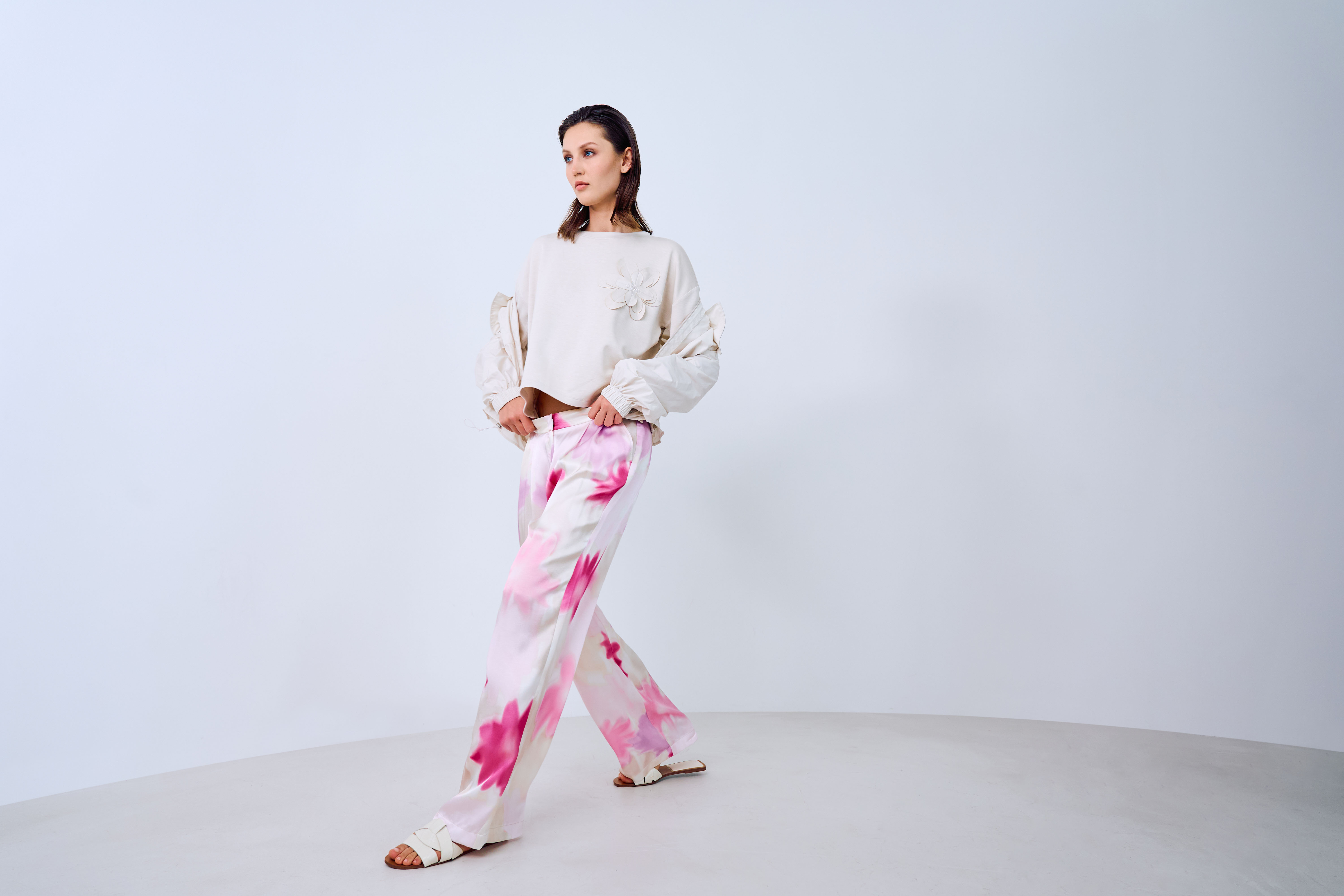 Harem-Hose, Tie-Dye, Hose, Beiger Pullover, Blumen-Patch